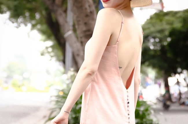 Tóc Tiên gợi cảm xuống phố với thời trang váy ngủ